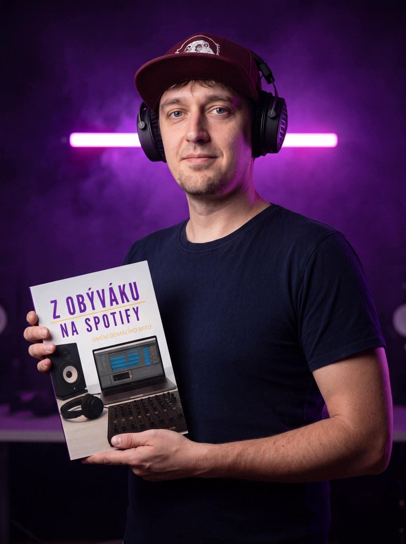 Pavel Vida drží svou knihu Z obýváku na Spotify